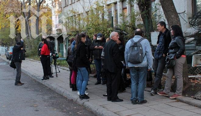 20 протестират пред Трето РУ заради Асен Генов