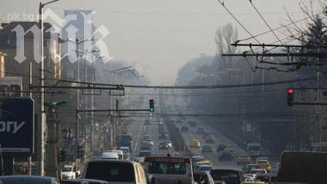 Рушащият се мост на Цариградско шосе обезопасен... от едната страна