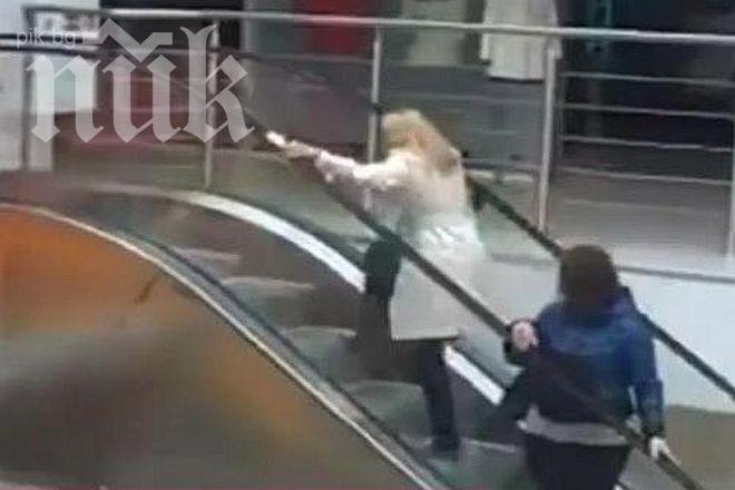 Битката между една блондинка и ескалатора (видео)