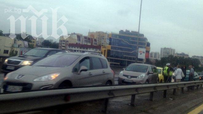 Верижна катастрофа блокира „Цариградско шосе“, опашката е повече от 2 км (обновена)