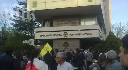 протестиращи причакват станишев студиото всяка неделя