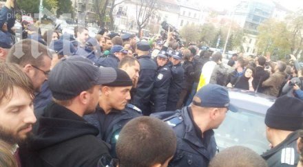 арестувани шестима протестиращи сред тях палителят атакистки билборд