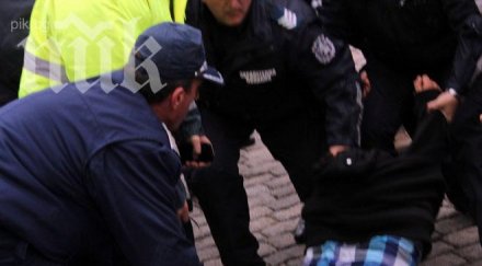 сблъсъци студенти полиция около парламента пострадали обновена снимки