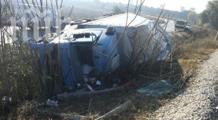 товарен автомобил обърна хемус изсипа зърно блокира платното