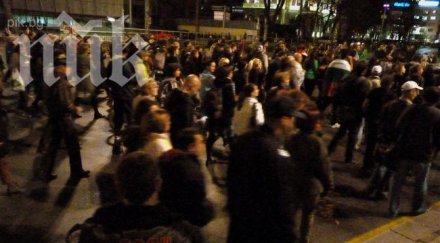 екшън парламента протестиращи атакуват загражденията