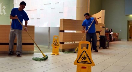 западът взе прислужник