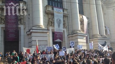 студентите връчват оставката пламен орешарски