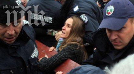 студентите блокират изходите парламента полицията арестува влачи протестиращи снимки