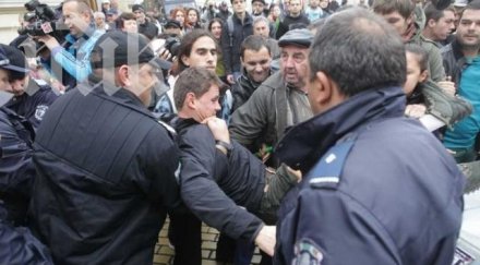 става страшно народното събрание обсада пак вадят депутатите белия автобус обновена