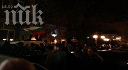 става горещо парламента протестиращите атакуват парадния вход летят пиратки