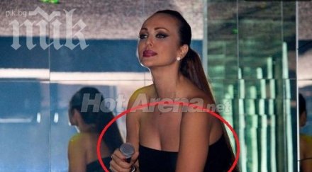 глория отново напомпа гърдите