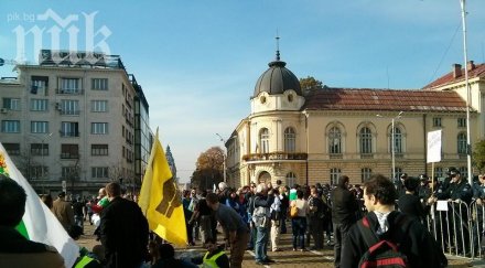 студентите атакуваха парламента водни бомбички