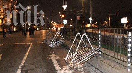 обрат протестиращите заградиха униформени барикади