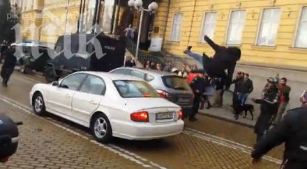 демонстрант скочи колата антон кутев полетя снимка видео