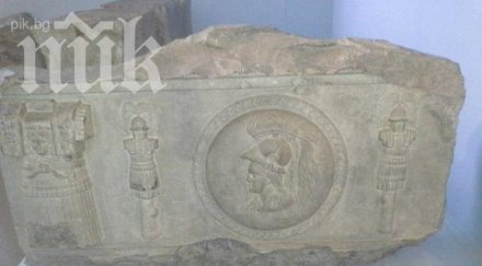 боян радев дари три римски мраморни релефа ним