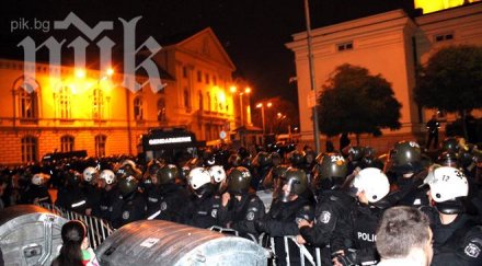полицията готви погром парламента докара водни оръжия