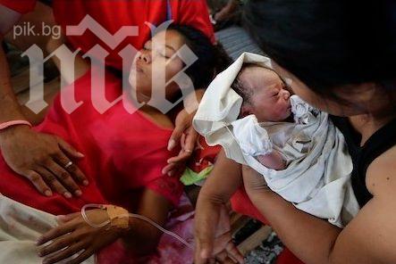 Бебе се роди насред отломките след тайфуна Хаян, кръстиха го Радост