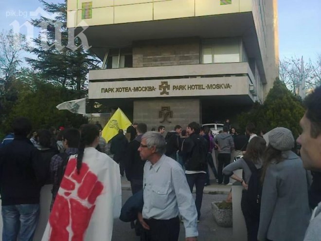 Протестиращи причакват Станишев пред студиото на Всяка неделя