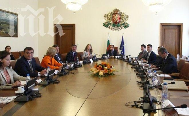 Правителството пак ще слива празници, за да се почива шест дни 