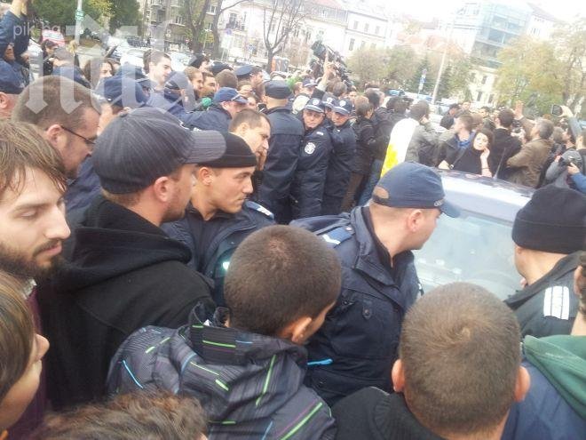 Арестувани са шестима протестиращи, сред тях палителят на атакистки билборд
