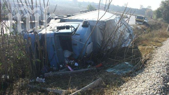 Товарен автомобил се обърна на „Хемус”, изсипа зърно и блокира платното