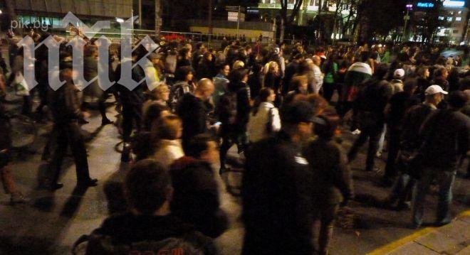 Екшън пред парламента! Протестиращи атакуват загражденията!