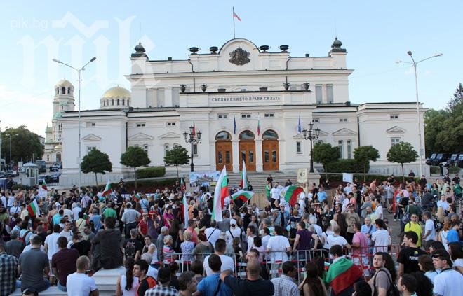Безредиците пред парламента предизвикаха хаос в пленарната зала