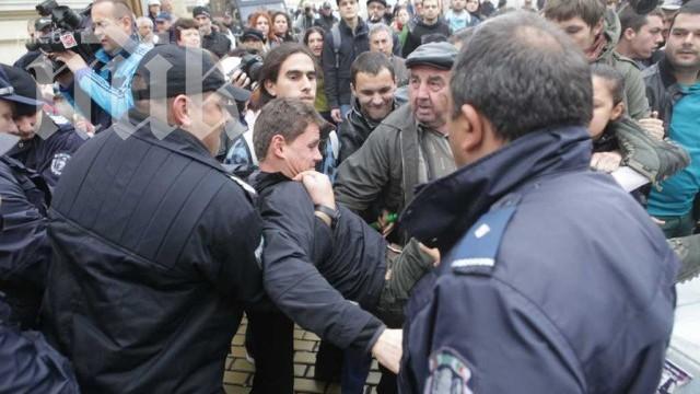 Става страшно! Народното събрание под обсада! Пак ще вадят депутатите с белия автобус! (обновена)