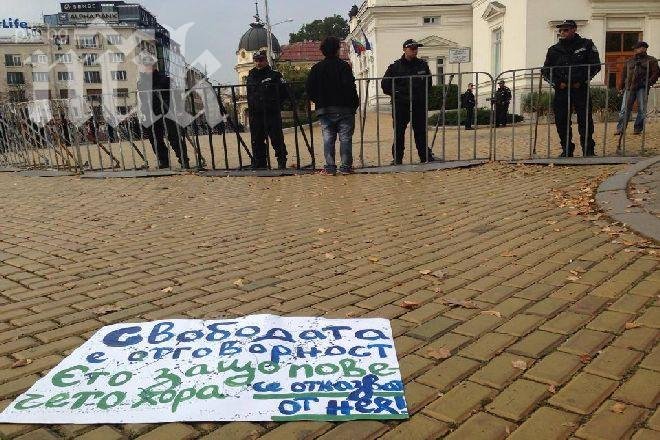 Първи арестуван тази сутрин пред парламента, хвърлял яйца