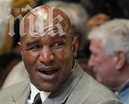 Холифийлд посети бежанците