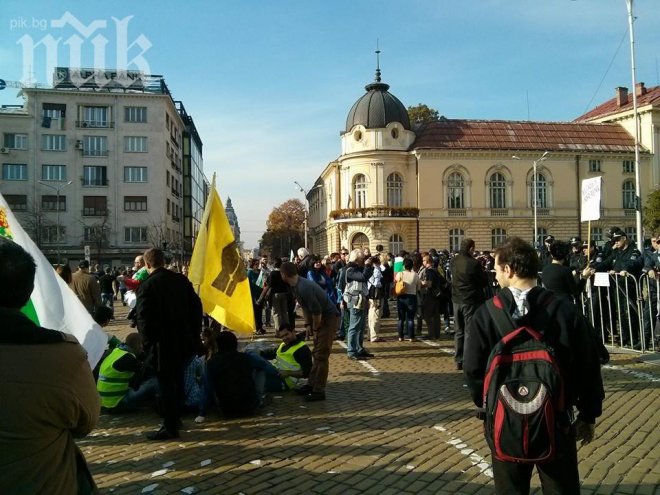 Студентите атакуваха парламента с водни бомбички 