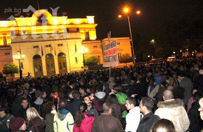 Екшън! Хиляди готови да нахлуят в парламента! Полицията едвам ги удържа!