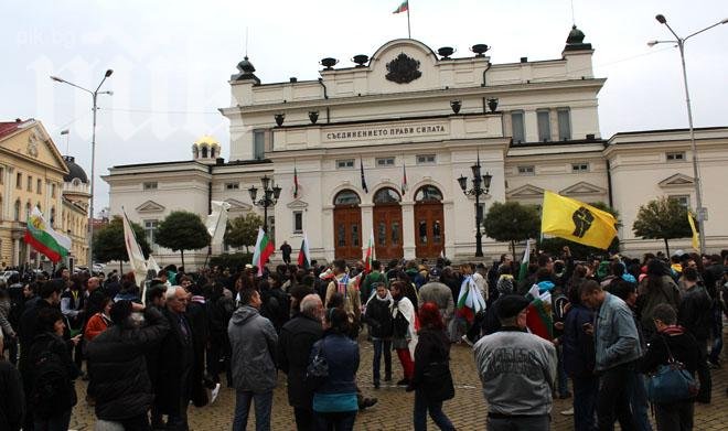 Нападнаха оператор на телевизията на Волен пред парламента