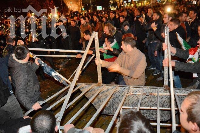 Протестиращи се търкалят по земята, крещят към полицията: „Убийци”!