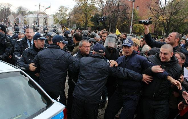 Гардове измъкнаха Станишев и Местан от парламента! Министрите също се изнизаха (снимки)