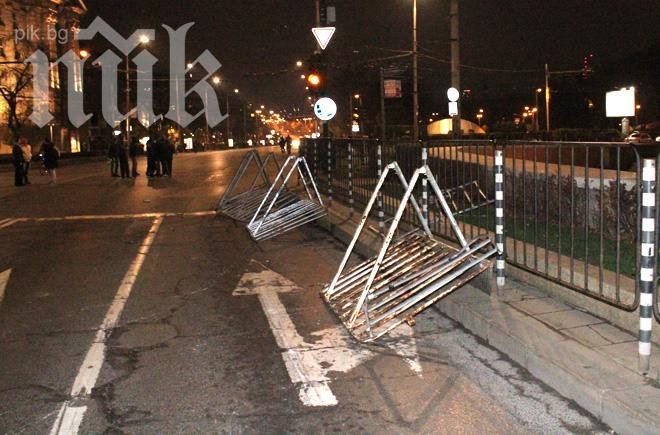 Обрат - протестиращите заградиха униформени с барикади