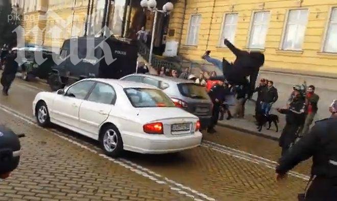 Демонстрант скочи върху колата на Антон Кутев и полетя (снимка + видео)