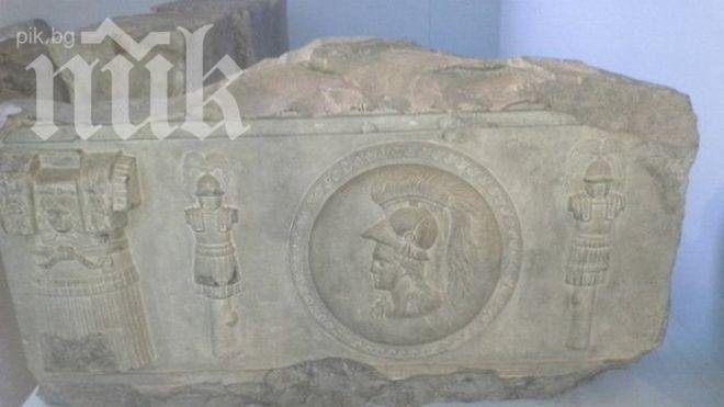 Боян Радев дари три римски мраморни релефа на НИМ