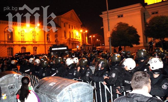 Полицията се готви за погром над парламента, докара водни оръжия