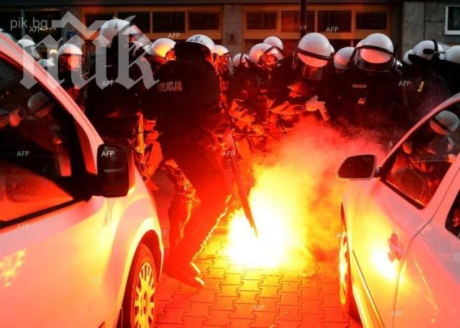 Полски националисти нападнаха руското посолство във Варшава