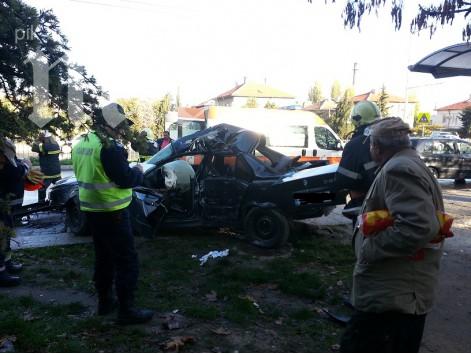 Жестока катастрофа във Варна! Младок с БМВ се разцепи в спирка (снимки)