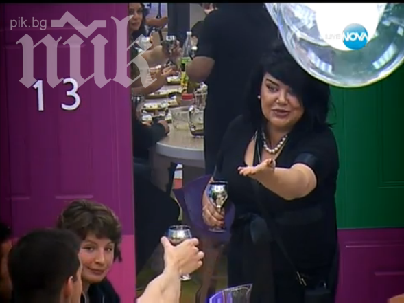 Мира Радева към Ваня: Навън ще си намериш мъж, усещам го