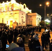 Протестът обстрелва парламента с пиратки. Двоен кордон от полицаи пази сградата