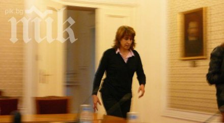 парламентарна чиновничка журналисти сте нахални нагли