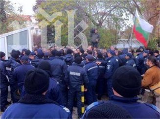 полицията напусна района около факултета журналистика