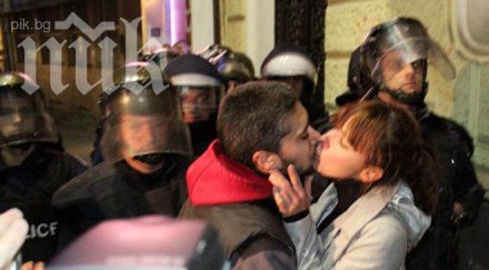 командировани протеста полицаи спят звезден хотел