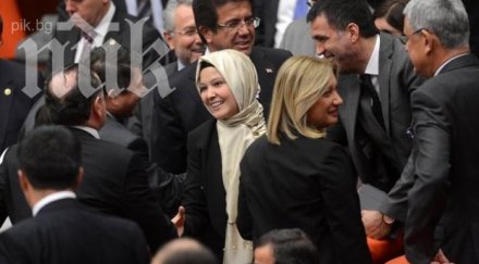 турските депутатки вече носят панталони