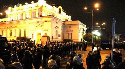 протестът обстрелва парламента пиратки двоен кордон полицаи пази сградата