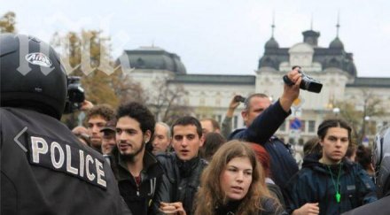 полицаи бутат протестиращи входа шератон чакат орешарски
