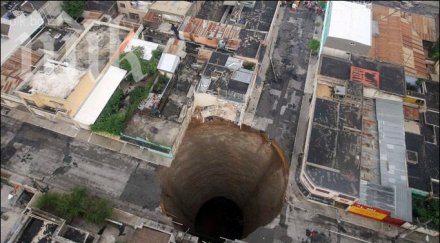 вижте огромната дупка погълна две къщи басейн лодка снимка